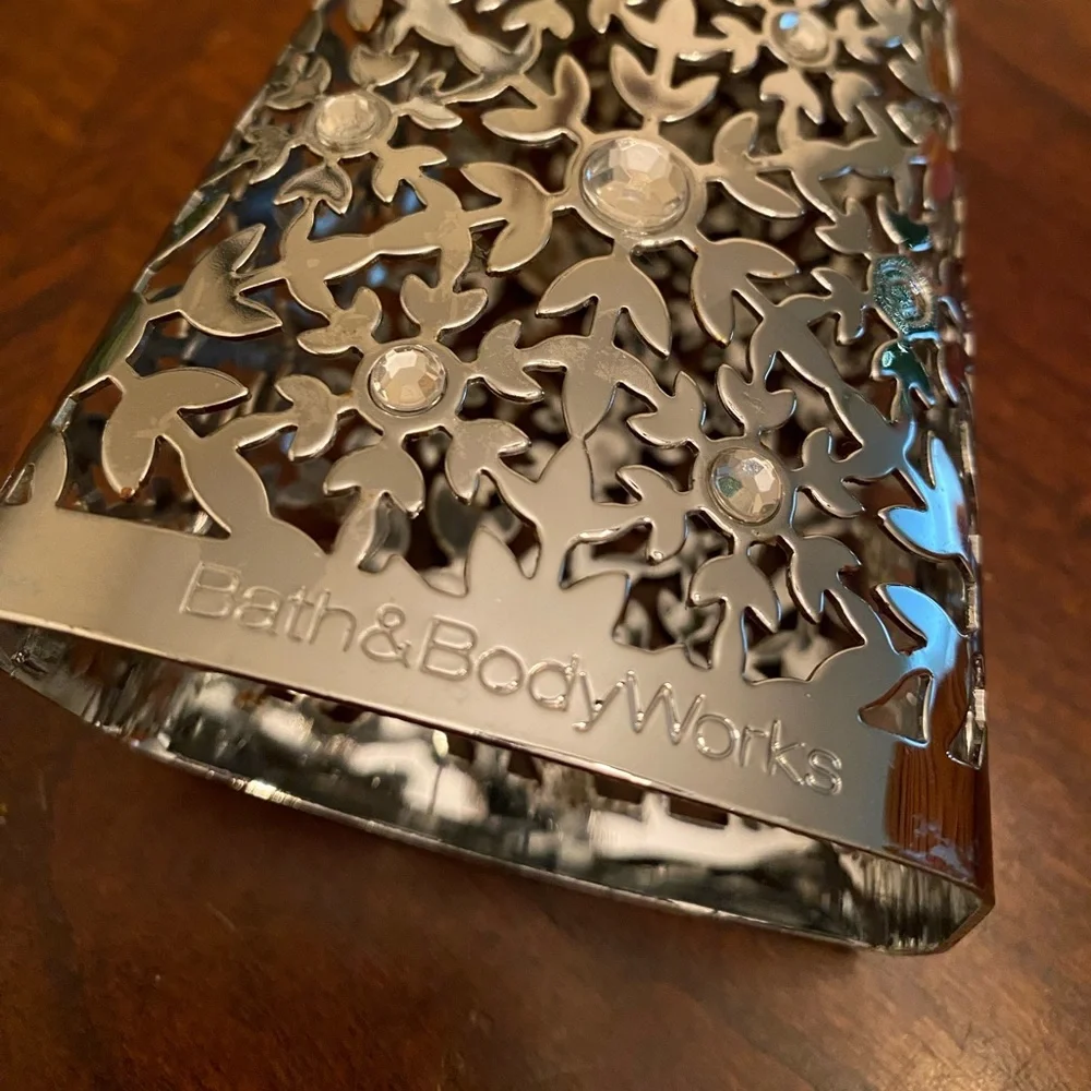 Bath & Body Works ❄️ Snowflake & Crystals Metal Hand Soap 8 oz Dispenser Cover